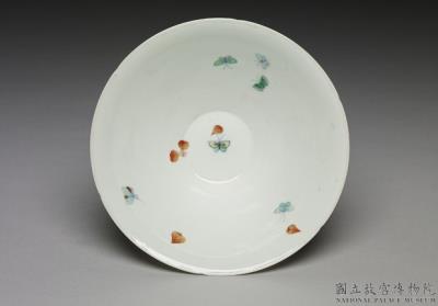 图片[2]-Bowl with lobed rim and wucai polychrome decoration of plum blossoms and butterflies, Ming dynasty, Chenghua reign (1495-1487)-China Archive